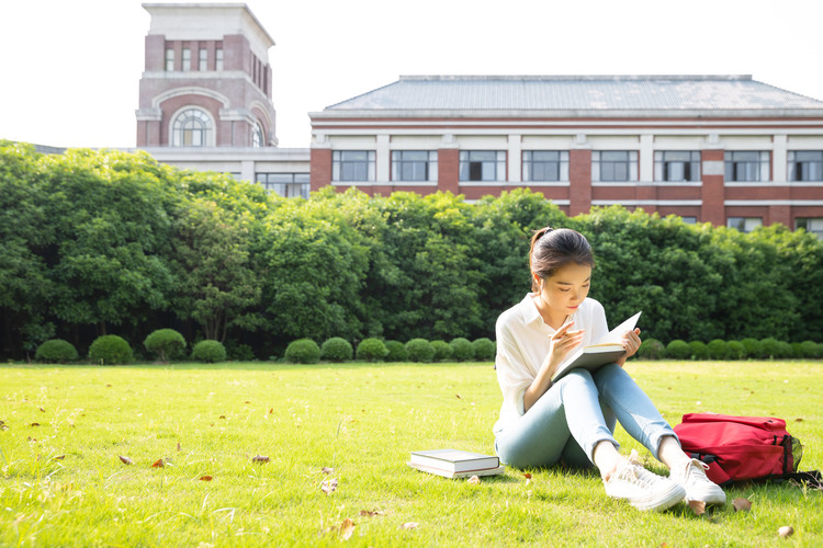 兰州工商学院(Lanzhou Gongshang University)四川地区录取趋势全解析：2022-2024年文理分数线与位次动态