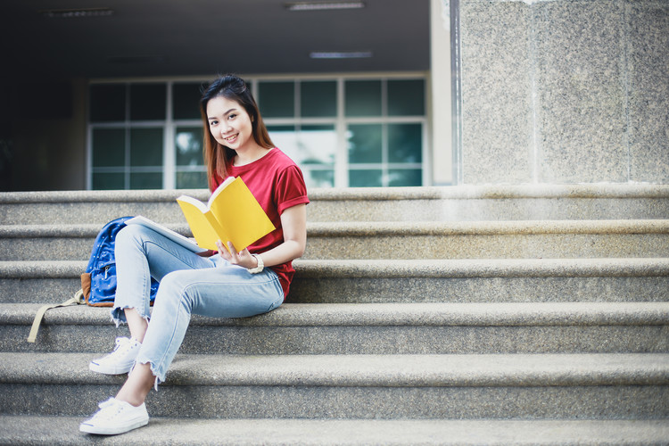 长春中医药大学(CUCM)2025报考指南：近三年各省录取分数线趋势分析